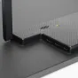 Krupjš planas Feelworld TPM215 21,5" monitoriaus šoninės panelės, rodančios Mini HDMI, ausinių lizdą ir du USB-C prievadus ant anglies pluošto tekstūruotos paviršiaus.