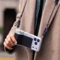 PGYTECH Retrova Grip Kit iPhone 16 Pro Max su retro dizainu, taktiliniais valdymo elementais ir trijų objektyvų kamerų moduliu.
