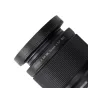 JJC LH HN43 screw-in objektyvo gaubtas Nikon Z DX MC 35mm f/1.7 objektyvui, pritvirtintas prie objektyvo su briaunotu dizainu ir matoma 52 mm filtro sriegimu.