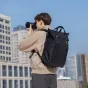 Profesionalus fotografas naudoja PGYTECH OneGo Roamer Tote Backpack 25L foto įrangai ir priedams