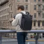 Juoda PGYTECH OneGo Roamer Tote Backpack 25L su reguliuojamais dalikliais, dviem nešiojimo variantais ir ergonomišku dizainu fotoaparatams ir kasdieniams naudojimui.