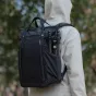 Juodasis PGYTECH OneGo Roamer Tote Backpack 25L su reguliuojamais skyriais, vandeniui atsparia medžiaga ir trikojų laikikliais fotografijos įrangai