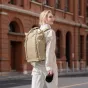 PGYTECH OneGo Roamer Tote Backpack 25L (Sand Khaki) – dvigubo būdų dizainas su lanksčiais skyreliais, ergonomišku komfortu ir specialiu fotoaparato įrangos bei kasdienių daiktų laikymui