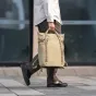 PGYTECH OneGo Roamer Tote Backpack 25L (Sand Khaki) - dvigubo funkcijų dizainas su elastiniais skyriais fotokameros įrangai ir kasdieniams daiktams