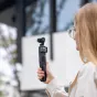PGYTECH Pocket Battery Handle su išsiskleidžiančiomis tripodų kojomis ir USB-C prievadais prailgina DJI Pocket 3 įrašymo laiką.