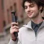 PGYTECH Pocket Battery Handle su tekstūru turinčiu rankena ir išsiskleidžiamomis trikojų kojelėmis, kad būtų galima ilgiau įrašyti su kamera