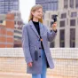 PGYTECH Pocket Series Camera Strap (Refined Style Mint Green) su greitais užsegimais ir nuimamu riešo diržu, demonstruojantis jo reguliuojamą ilgį ir 10 kg nešimo galimybę miesto lauko aplinkoje.