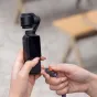 PGYTECH Pocket Hand Strap Stellar Black su rankena, prijungta prie DJI Pocket 3/4