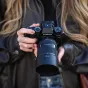 Viltrox AF 90mm F2.2 EVO APS-C objektyvas Fujifilm X montavimui su plačia diafragma, STM autofokusu ir lengvu dizainu portretams ir prastai apšviestoms fotografijai