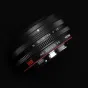 Viltrox AF 26mm F/2.8 EVO objektyvas Sony FE su įgraviruotomis fokusavimo atžymomis, diafragmos žiedu, HD Nano danga ir magnetiniu metaliniu objektyvo dangteliu.