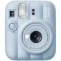 Fudžifilmo Instax Mini 13 instančinė kamera Frost Blue spalva su apvaliu objektyvu, blykste ir savęs laikmačiu, su tekstūruota rankena ir ženklu ant korpuso.