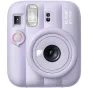 Fujifilm Instax Mini 13 Dreamy PURPLE instančinė kamera su išsikišusiu objektyvu, blykste ir savęs fotografavimo režimu, turinti gradientinį purpurinį dizainą ir 'Instax mini 13' ženklą.