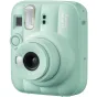 FUJIFILM INSTAX MINI 13 instantiška kamera Lagoon Green spalvos su matomu objektyvu, blykste ir optiniu vaizdo ieškikliu, pabrėžianti suapvalintus kraštus ir tekstūruotą paviršių.