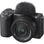 Sony ZV-E10 bežkartinė kamera su 16-50mm OSS II objektyvu, 3-kapsulių direkciniu mikrofonu su vėjsargiu, tekstūruota rankena, vari-angle LCD ekranu ir raudonu įrašymo indikatoriumi vloggingui ir turinio kūrimui.