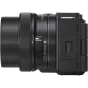 Šoninis Sony ZV-E10 bežraudoninės kameros su 16-50 mm OSS II objektyvu vaizdas, turintis E-mount, kryptinį 3-kapsulinį mikrofoną ir pasukamą LCD ekraną. Objektyvas turi tekstūruotą priartinimo žiedą ir diafragmos valdymą, o kame