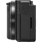 Šoninis Sony ZV-E10 bežkartinės kameros su 16-50 mm OSS II objektyvu vaizdas, su tekstūruota rankena, virzitu mikrofono uostu, pasukamu LCD ekranu ir maitinimo priartinimo svirtimi.