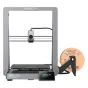Creality Ender-3 V3 Plus 3D spausdintuvas su pilku metaliniu rėmu, juodu spausdinimo stalu ir sumontuota kamera, su oranžinės vielos ritė, pažymėta 'Creality Hyper Series' dešinėje pusėje ir jutikliniu interfeisu priekyje, kuria