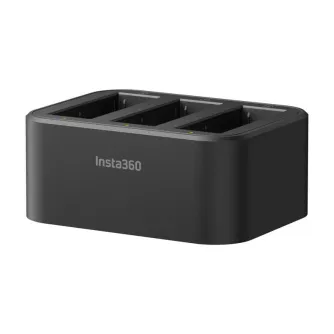 Insta360 Fast Charge Hub akumuliatorių įkroviklis su trimis USB-C lizdais, šoninis vaizdas su Insta360 logotipu ir žaliais LED indikatoriais, kompaktiškas juodas dizainas, skirtas vienu metu įkrauti Ace Pro 2, Ace Pro ir Ace bat Insta360 Fast Charge Hub akumuliatorių įkroviklis su trimis USB-C lizdais, šoninis vaizdas su Insta360 logotipu ir žaliais LED indikatoriais, kompaktiškas juodas dizainas, skirtas vienu metu įkrauti Ace Pro 2, Ace Pro ir Ace bat
