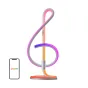 Moderni LED stalinė lempa su švytinčia muzikos natos formos šviesa rožinės, violetinės ir oranžinės spalvose, sumontuota ant raudonos apvalios bazės su metaliniu stiebu. Šalia yra išmanusis telefonas, rodantis Lepro programėlę i