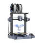 Creality CR-10 SE 3D spausdintuvas spausdina baltą sparnuotą arklių modelį su dviem filamento ritėmis viršuje, ekstruderiu virš medinio spausdinimo stalo ir jutikliniu interfeisu dešinėje pusėje.