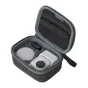 Sunnylife Mini Case for Insta360 GO Ultra su balta kamera, juodu objektyvu, pilku apļveida aksesuāru ir juodu magnetiniu spaustuku pritaikytu putų skyriuose