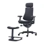 LiberNovo Omni 48 cm ergonominis kėdė (juoda) su aukšta atlošu, galvos atrama ir porankiais, penkių ratų baze ir atskiru išlenktu pufu.