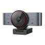 Emeet SmartCam C960 Ultra webkamera, sumontuota ant reguliuojamo stovo, su apvaliu objektyvu su raudonu žiedu, mėlynu indikatoriaus šviesos ir tekstu '4K 30FPS', viskas elegantiškame aliuminio korpuse prieš paprastą baltą foną.
