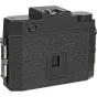 Juoda Holga 120N vidutinio formato filmo kamera su tekstūru dengtu korpusu, galinis vaizdas su užrakto greičio pasirinkikliu (1/100 sek ir Bulb), raudonu kadro skaitiklio langu, viršutine karšta koja ir trikojo tvirtinimu. Priek