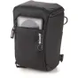 Shimoda Top Loader Black Small kameros dėklas su dalinai atidarytu priekinio užtrauktuko, atskleidžiančiu objektyvą kameroje skaidriame apsauginiame maišelyje, su priekinėmis kišenėmis, logotipu šone ir reguliuojamomis diržais.