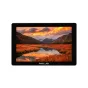 SmallHD Cine 7 RED DSMC2 rinkinys 7‑colių išorinis LCD monitorius su juodu rėmu, įjungtas ir rodantis ryškų saulėlydį virš kalnų ir atspindinčią upę rudens spalvose