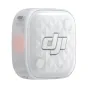 Baltasis DJI Mic Mini 2S įkrovimo dėklas su geometriniu raštu, priekinėje pusėje DJI logotipas ir du apvalūs lizdai, šoninis vaizdas su oranžine mygtuku