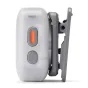 Šoninis DJI Mic Mini 2S siųstuvo vaizdas su pilku magnetiniu spaustuku, oranžiniu maitinimo mygtuku ir pilku antriniu mygtuku, pabrėžiantis kompaktišką dizainą ir bevielio lavalier mikrofono funkcionalumą.