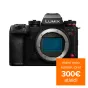 Priekinis vaizdas į Panasonic Lumix S1II pilno kadro be veidrodžio kameros korpusą su atidarytu objektyvo tvirtinimu ir matomu jutikliu, juodu tekstūruotu rankena ir viršutiniais valdymo mygtukais, paruoštą profesionaliam fotogr