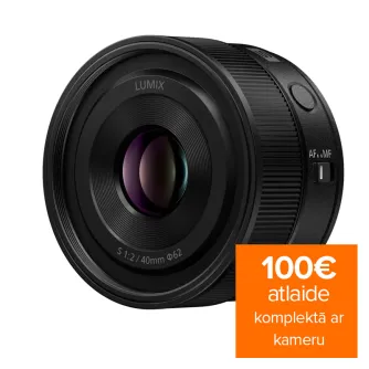 Artimas Panasonic Lumix S 40mm F/2.0 objektyvo vaizdas, kuriame matomas priekinis elementas su violetiniais ir žaliais atspindžiais, tekstūruotais laikikliais, fokusavimo mygtuku 'AF/MF' ir įgraviruotomis specifikacijomis 'S 1:2 Artimas Panasonic Lumix S 40mm F/2.0 objektyvo vaizdas, kuriame matomas priekinis elementas su violetiniais ir žaliais atspindžiais, tekstūruotais laikikliais, fokusavimo mygtuku 'AF/MF' ir įgraviruotomis specifikacijomis 'S 1:2