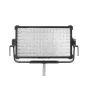 Aputure NOVA 9 2x1 LED panelinis šviesos šaltinis su apvalių išsklaidytuvų tinkleliu, reguliuojamu juodu laikikliu ir sidabriniu tvirtinimo strypu.