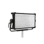 Aputure NOVA 9 2x1 LED panelė su juodu rėmu ir sidabriniu montavimo stovu, turinti apvalių šviesos išsklaidytuvų tinklą ir tankų LED išdėstymą priekinėje panelėje.