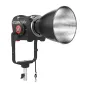 Aputure Storm 700x nešiojamas LED šviesos su didele atspindinimo paviršiumi, reguliuojamu juodu laikikliu ir sidabriniu stovu, raudonu logotipu, valdymo ratuku ir apsauga nuo oro sąlygų.