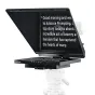 Autocue 17 Explorer Teleprompter ant balto trikampio, su ekranu, rodančiu baltą tekstą, klaviatūra su pažymėtomis mygtukais, vidutiniu kompozitiniu gaubtu ir 10 metrų HDMI kabeliu.