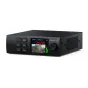 Blackmagic Streaming Encoder HD su skaitmeniniu ekranu, kuriame rodomas 'ON AIR', vaizdo peržiūra su gitaristu ir žali garso lygio matuokliai. Valdymo mygtukai apima 'ON AIR', 'MENU', 'OFF', 'SET', 'CALL', 'LOCK' ir USB prievadą