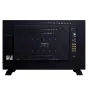 Apsukta juoda Boland 4K24-HDR 24" profesionalaus HDR monitoriaus pusė su ventiliacijos grotelėmis, keliais įėjimo prievadais, įskaitant HDMI 2.0 ir SDI jungtis, įspėjimo etikete ir nuimamu AC maitinimo šaltiniu, sumontuotu ant s