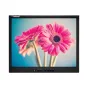 15 colių Boland TP15DB LED Broadcast Monitor, rodantis aukštos raiškos rožinius gėles su žaliais stiebais švelniame mėlyname fone