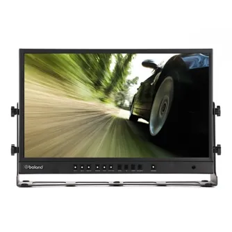 Boland LVB17 LED Broadcast Monitor 17 inch, rodantis dinamišką sceną su automobiliu, važiuojančiu keliu su neryškiais medžiais fone, ryškiomis spalvomis ir judesio neryškumu.