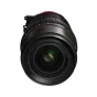 Artimas Canon CN-E20-50mm T2.4 L FP kinematografinio objektyvo vaizdas su juodu korpusu, raudonais ir žaliais žymėjimais bei matomu objektyvo tvirtinimu. Priekinis elementas su žalsvu atspindžiu, tekstūruota rankena ir detaliu d