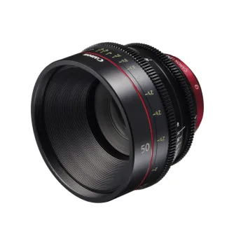 Artimas Canon CN-E50mm T1.3 L F kino objektyvo vaizdas su juodu korpusu, raudonais akcentais ir išsamiais fokusavimo/ekspozicijos žymėjimais, pabrėžiant jo sriegį ir diafragmą.
