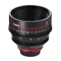Artimas planas Canon CN-E50mm T1.3 L F kino objektyvo su detalizuotais fokusavimo ir apertūros žiedais, raudonomis akcentinėmis linijomis ir įgraviruotomis žymėmis, izoliuotas prieš baltą foną, kad pabrėžtų jo profesionalią kons