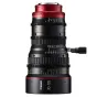 Artimas Canon CN-E30-105mm T2.8 L S EF montavimo kino objektyvas, turintis raudoną viršutinę dalį su tekstu 'CANON ZOOM LENS', juodą korpusą su baltais ir žaliais matavimo skalėmis bei šoniniu reguliavimo žiedu, izoliuotas prieš