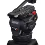 Artimas planas Cartoni FOCUS 8 tripodų galvės su raudonu užrakinimo mechanizmu, įgraviruotu prekės ženklu, reguliavimo rankenėlėmis ir tvirtinimo plokšte. Juodas trikojis su metaliniais akcentais, tekstūruota rankena ir auksinės