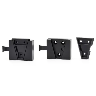 CVW Video VLOCK V-Lock Adapter Sistėma - Trys juodi metaliniai V-Lock adapterio komponentai: stačiakampė plokštė su V formos išpjova ir spyruokliniu mechanizmu, plokštė su keturiais tvirtinimo skylėmis ir trikampė plokštė su dvi