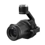 DJI DL 35mm F2.8 LS ASPH objektyvas sumontuotas ant DJI Zenmuse X7 gimbalio, matomas priekinis elementas, 35 mm fokusavimo žymėjimas ir anglies pluošto tekstūruotas korpusas