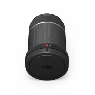 DJI DL 50mm F2.8 objektyvas priekinis vaizdas su anglies pluošto korpusu, raudonu indikatoriumi ir DL‑mount 50 žymėjimu, dangtelis uždėtas, matomas DJI logotipas